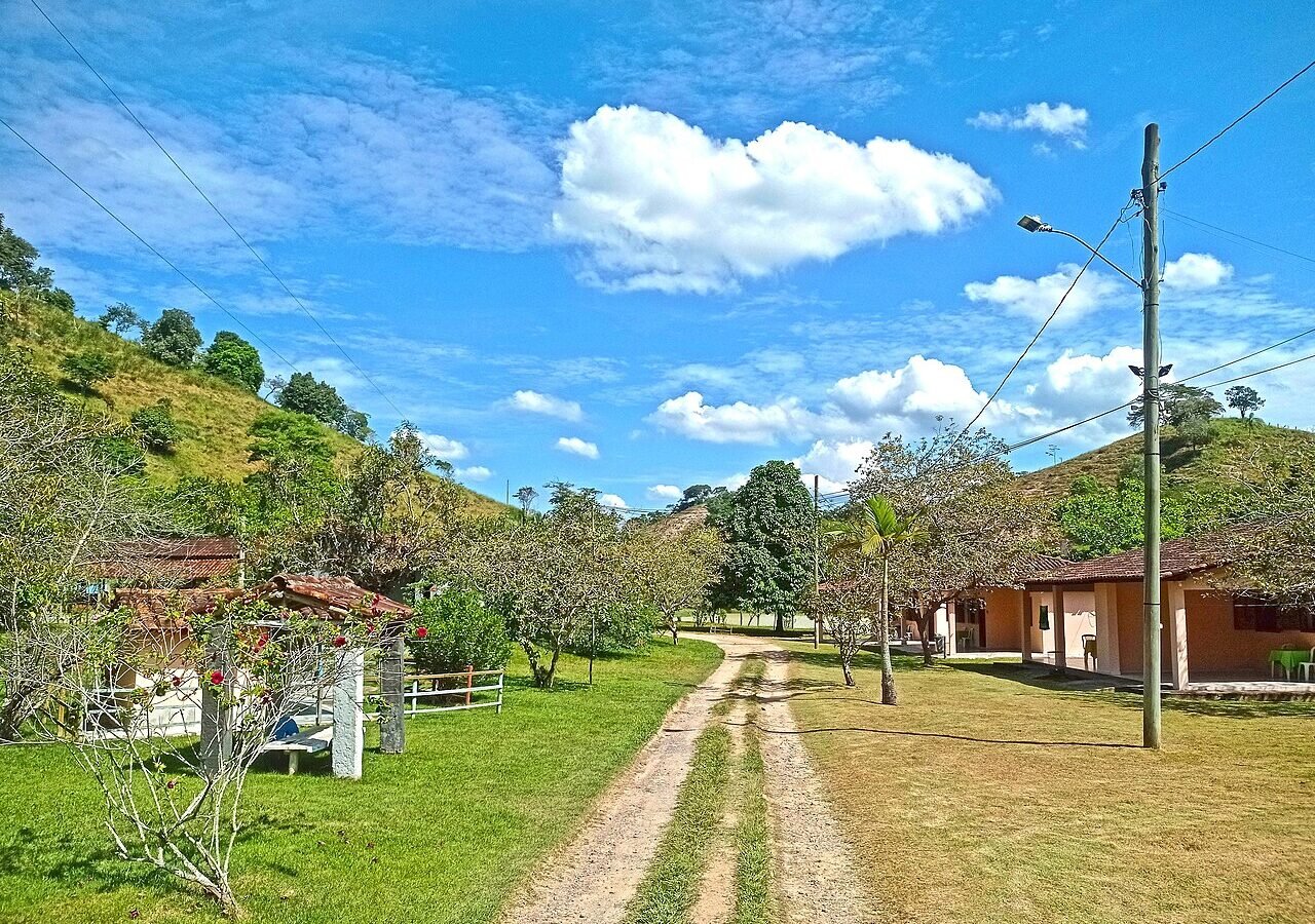 Chalés de madeira em meio ao jardim