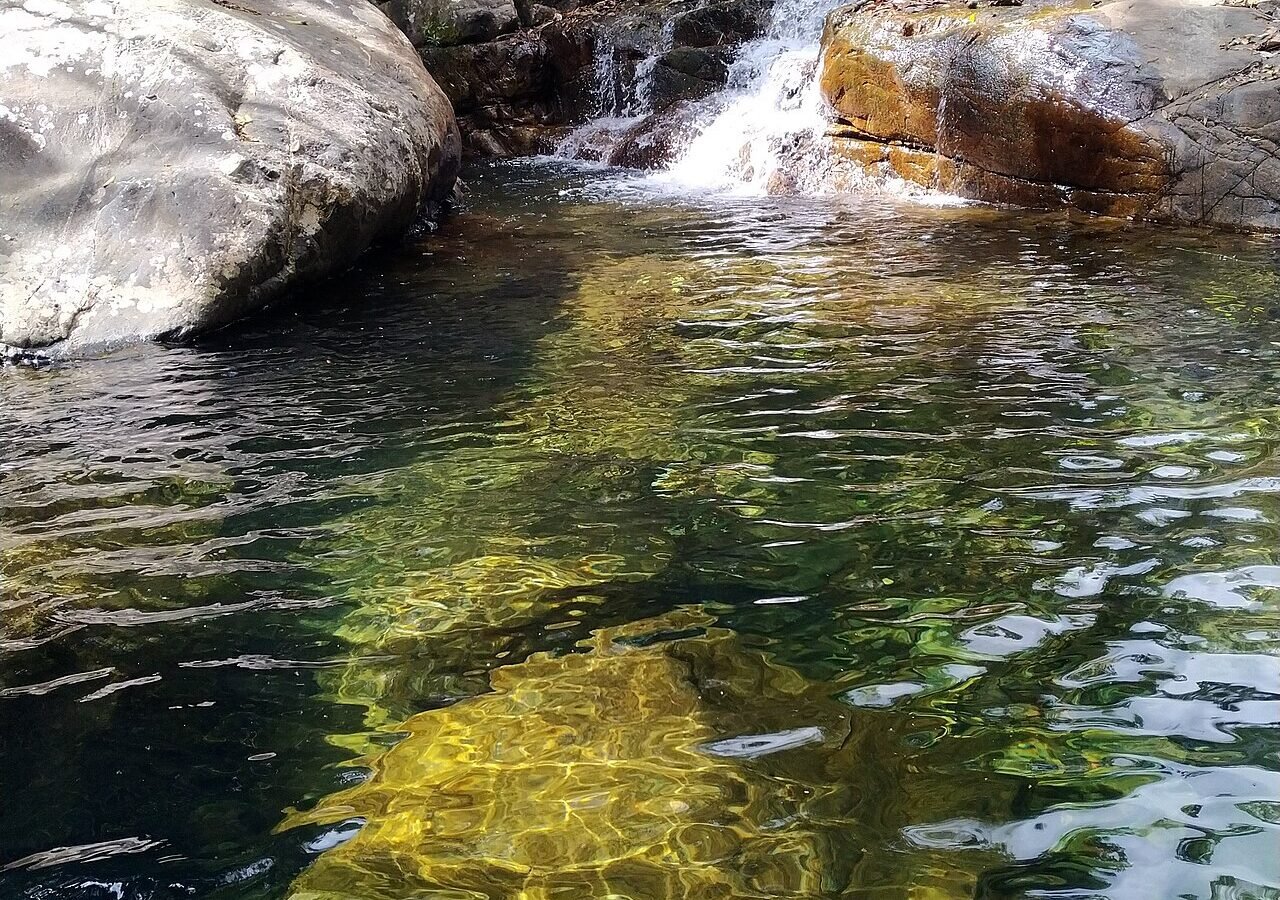 Cachoeira em meio à mata em Minas Gerais