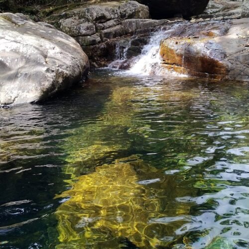 Cachoeira em meio à mata em Minas Gerais