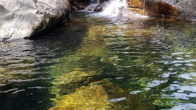 Cachoeira em meio à mata em Minas Gerais