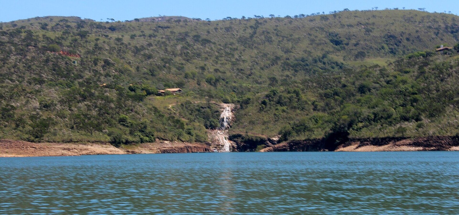 Cachoeira vista do Lago de Furnas, em Capitólio