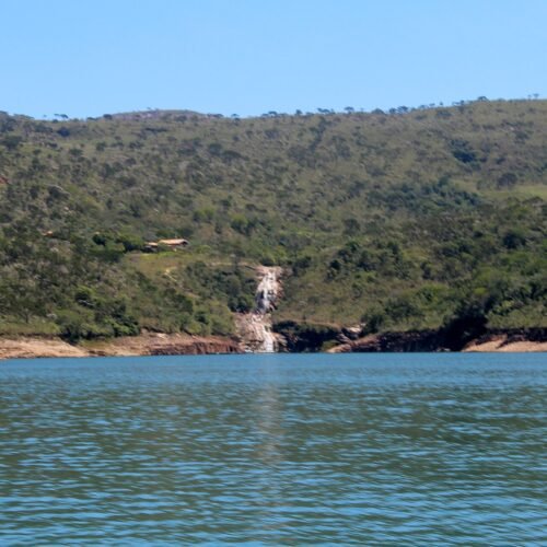 Cachoeira vista do Lago de Furnas, em Capitólio