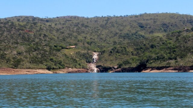 Cachoeira vista do Lago de Furnas, em Capitólio