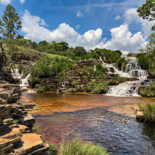 Cânion com cascata no Lago de Furnas, Capitólio