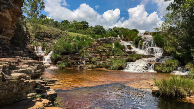 Cânion com cascata no Lago de Furnas, Capitólio