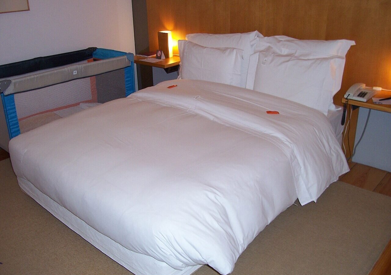 Quarto de pousada com cama de casal arrumada